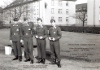 Unteroffizierslehrgang 08.01-25.03.1959, 3./LAR 2, 2. Zug, 6. Gruppe. Im Hintergrund Gebäude 17.